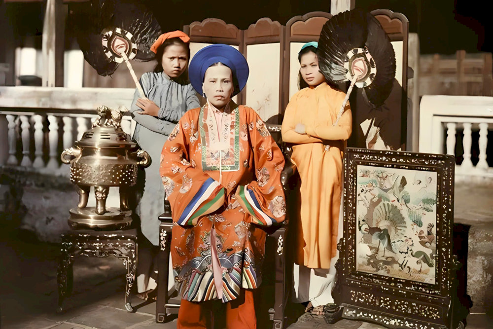 Royal concubines adorned themselves in luxurious silk garments